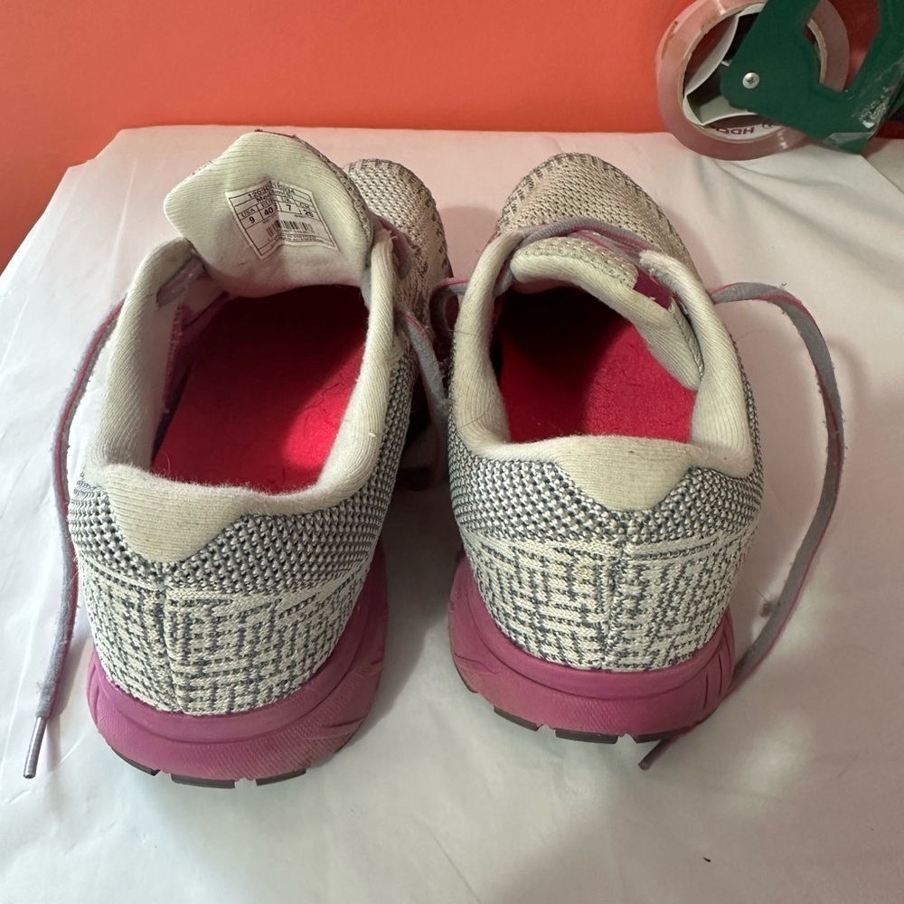 Brooks athletic shoes - Picture 2 of 5
